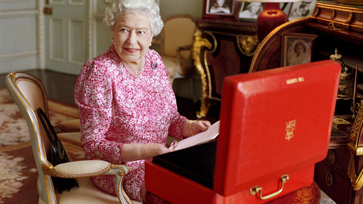 Queen Elizabeth takes the reigns from Queen Victoria as the longest-reigning monarch! (vid)