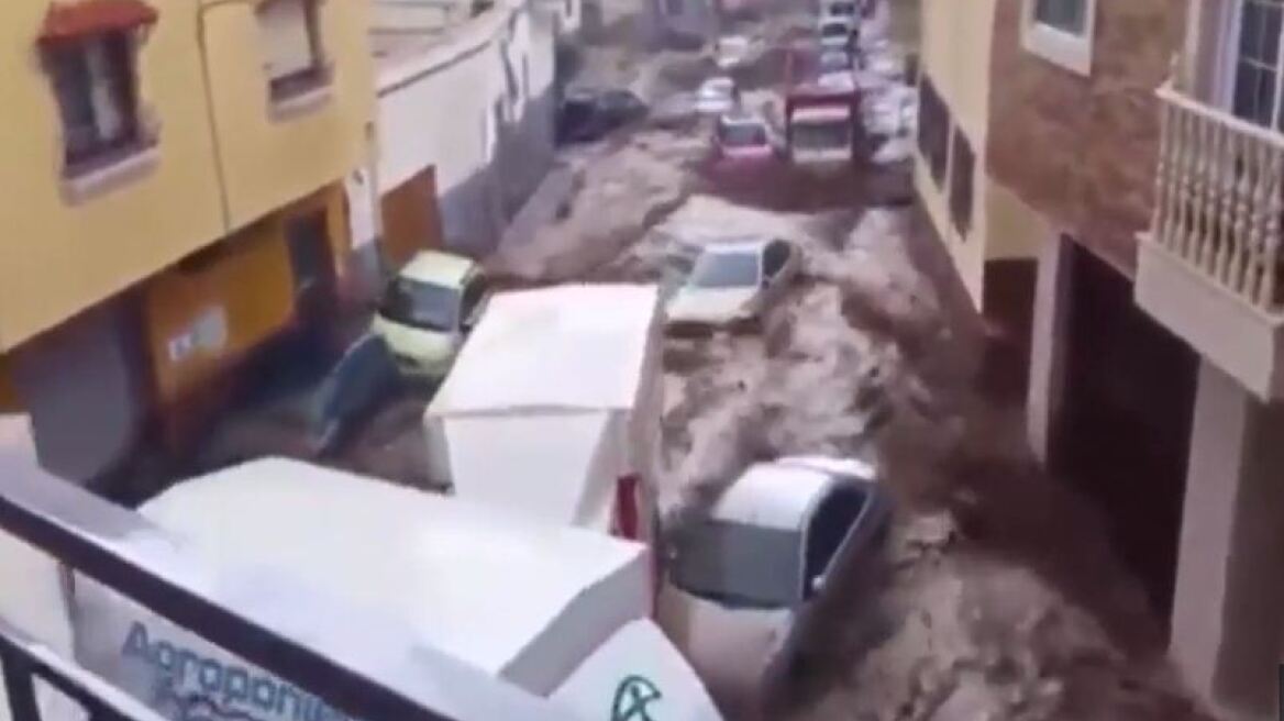 Συγκλονιστικό βίντεο: Αυτοκίνητα παρασέρνονται σαν καρυδότσουφλα σε πλημμύρες στην Ισπανία