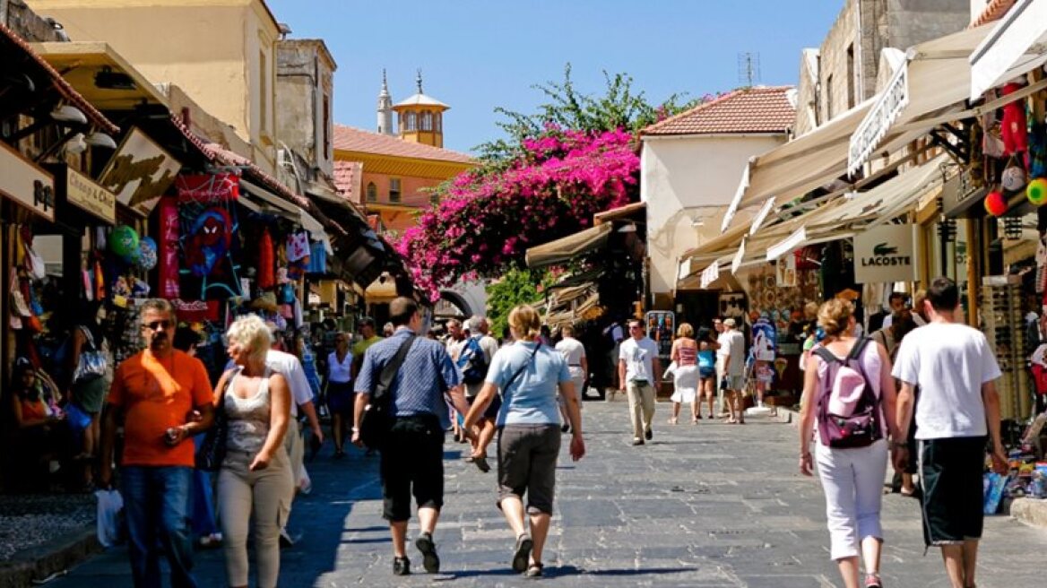 How much do tourists spend in Greece? 