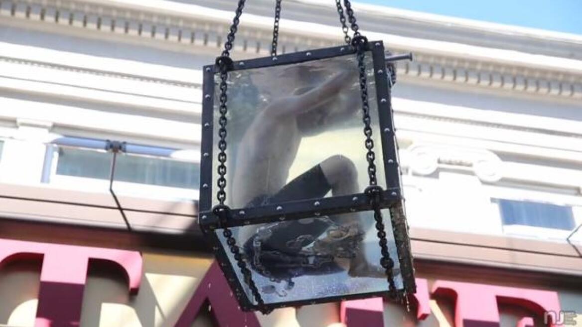 Βίντεο: Επίδοξος «Χουντίνι» κόντεψε να πνιγεί εκτελώντας ένα νούμερο απόδρασης