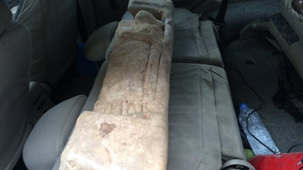 Κρήτη: Πέταξε τα αρχαία στο δρόμο όταν είδε αστυνομικούς!