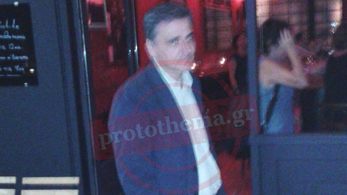 Φωτογραφίες: Η νυχτερινη βόλτα του Τσακαλώτου στο κέντρο της Αθήνας