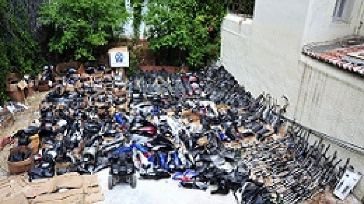 Σπείρα έκλεβε μηχανάκια και τα έκανε ανταλλακτικά προς πώληση