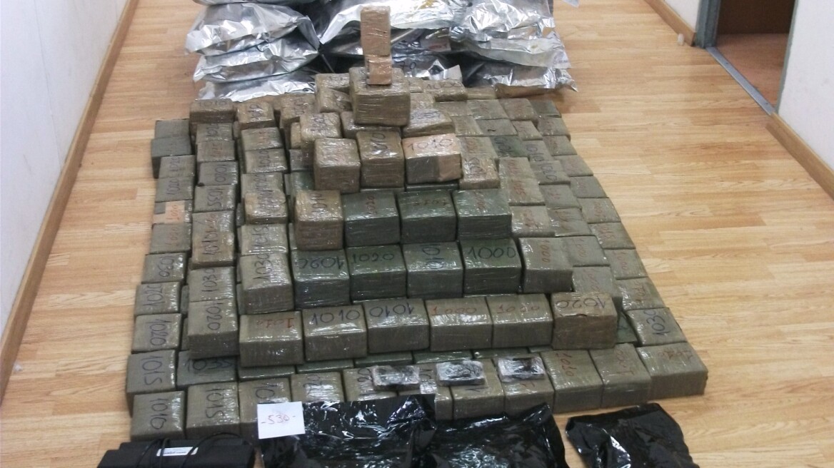 Η Αστυνομία εντόπισε πάνω από 300 κιλά ναρκωτικών σε σπίτια και αυτοκίνητα στη Βούλα  