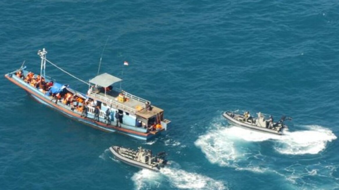 Στην Ιταλία κατευθύνεται το σκάφος με 200 μετανάστες που εντοπίστηκε ανοιχτά νοτιοδυτικά της Πύλου