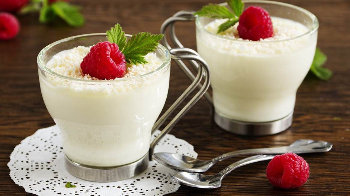 Πανακότα με καρύδα και φρέσκα βατόμουρα