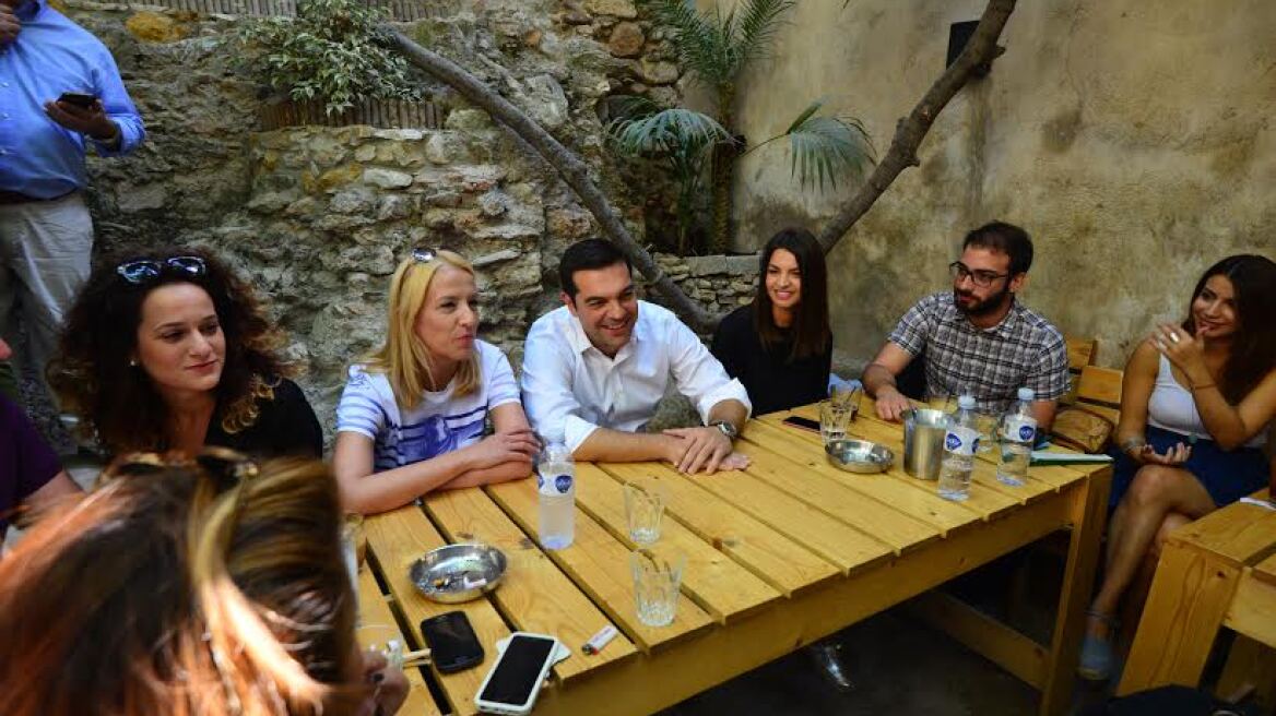 Με νέους στο Μοναστηράκι ο Τσίπρας την παραμονή των εκλογών 