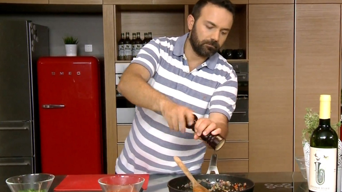 Λαχματζούν με κιμά λουκάνικο και γιαούρτι