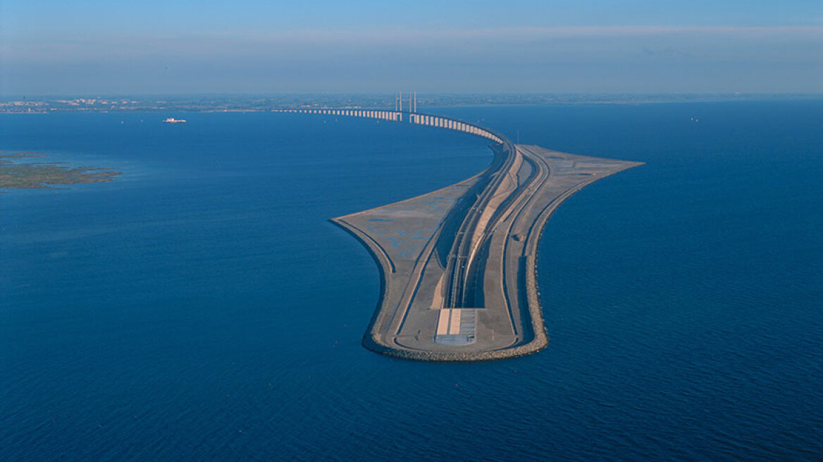 Amazing bridge turns from road to tunnel connecting Denmark to Sweden (pics)