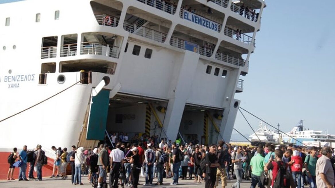 Νέα «καραβιά» μεταναστών από τη Μυτιλήνη στον Πειραιά