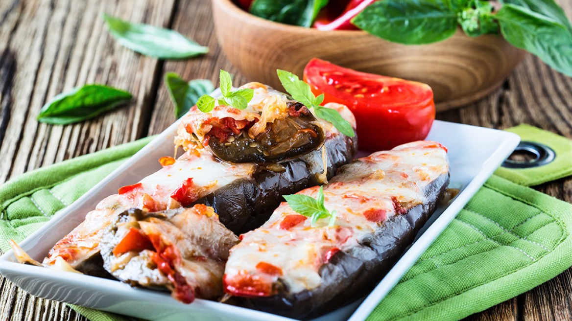 Παπουτσάκια με ντοματίνια, μοτσαρέλα και βασιλικό