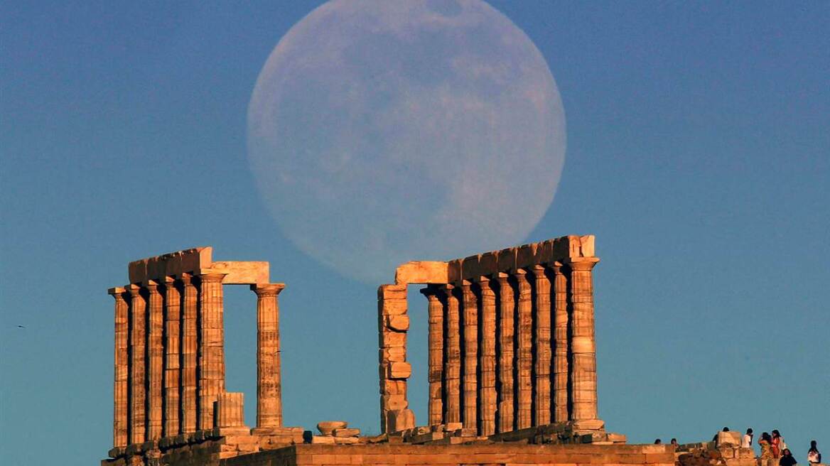 Blood moon at Cape Sounion 