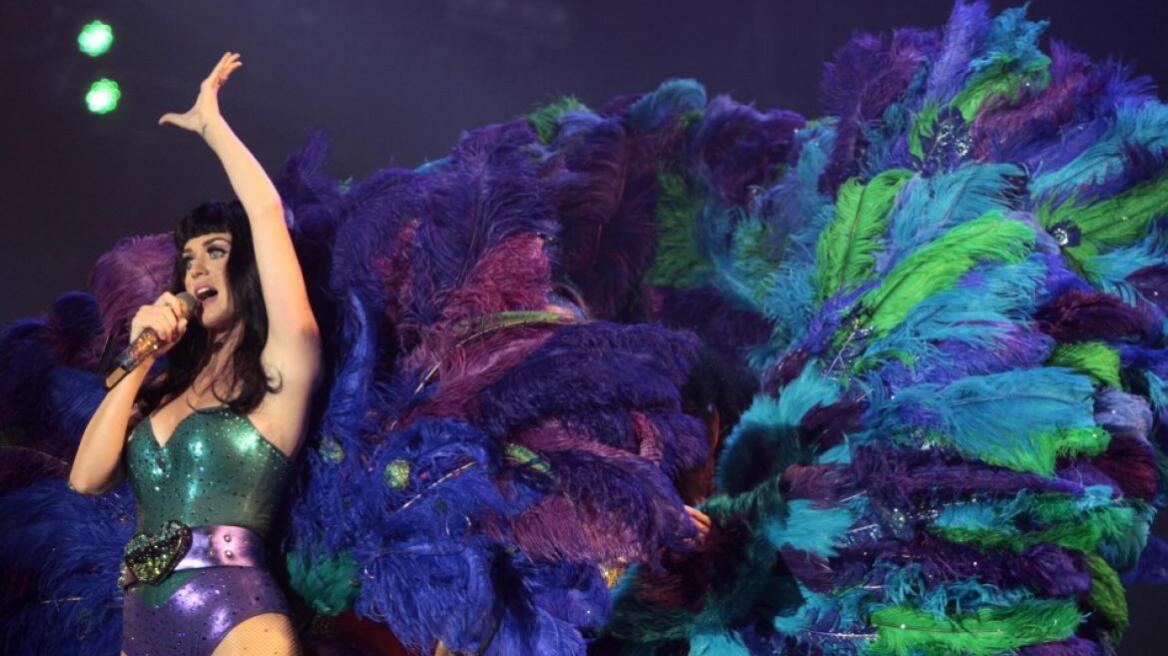 Katy Perry fan grabs her boobs (vid)