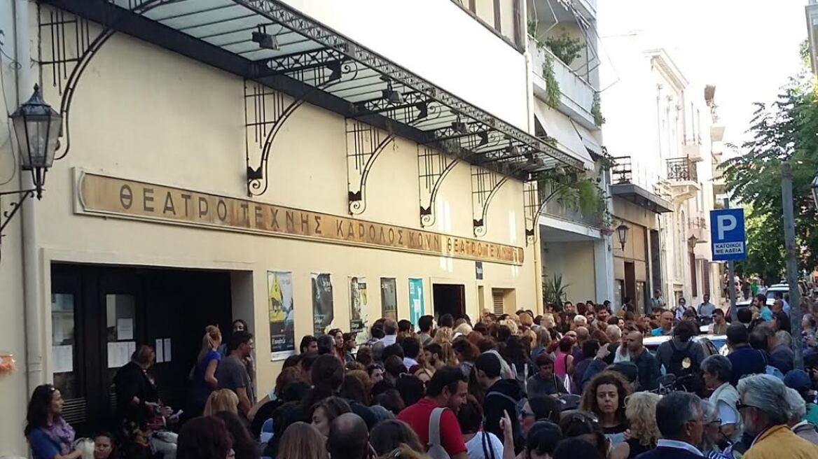 Τεράστιες ουρές για φθηνά εισιτήρια του Θεάτρου Τέχνης