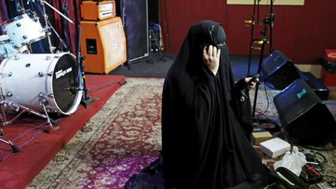 Burqa-wearing metal guitarist