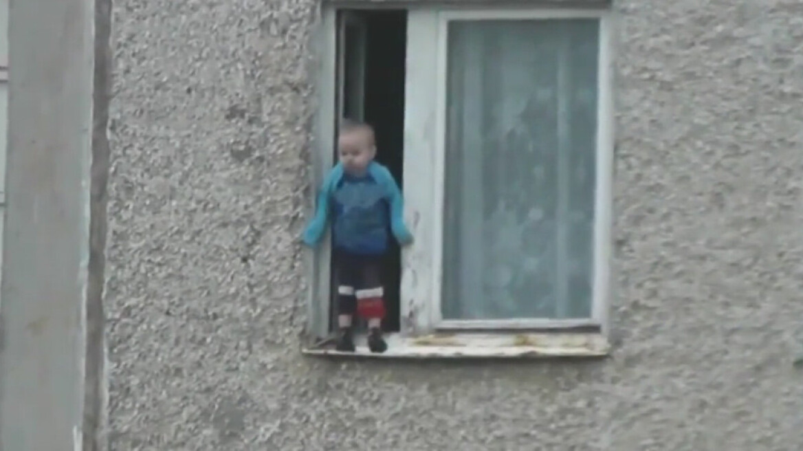 Βίντεο: Μωρό περπατά έξω από το παράθυρο στον 8ο όροφο!