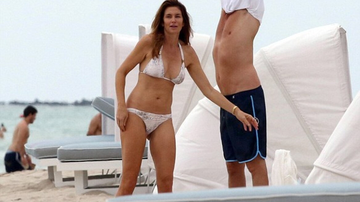 Δείτε την 50χρονη Cindy Crawford με μπικίνι
