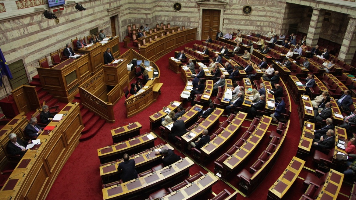 Βουλή: Πώς οι παλαιοί «αντιμνημονιακοί» υπερασπίζονται το Μνημόνιο