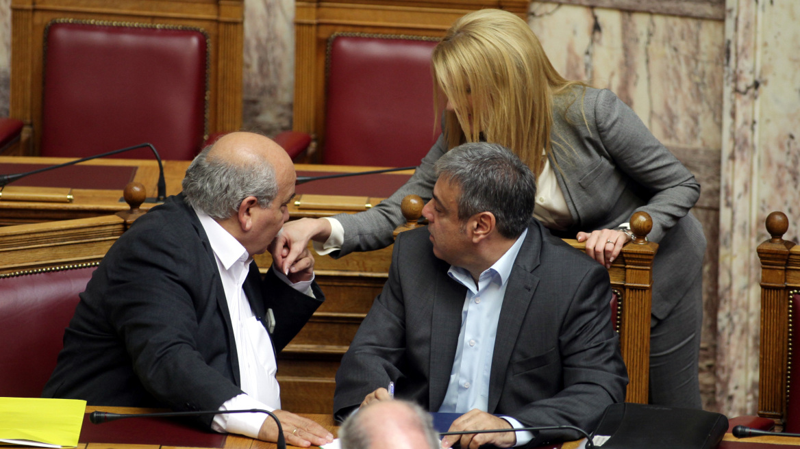 Φωτογραφίες: Το χειροφίλημα του Βούτση στην Τζάκρη στη Βουλή