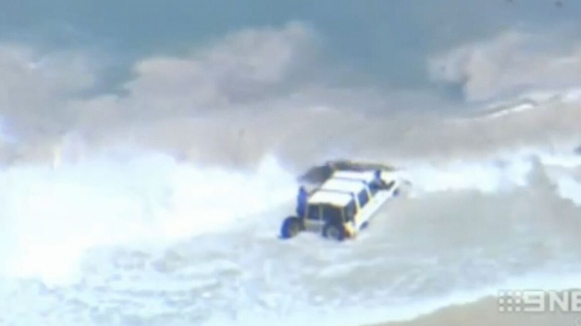 Βίντεο: «Βούτηξε» με το κλεμμένο αμάξι στη θάλασσα για να... αποφύγει τη σύλληψη