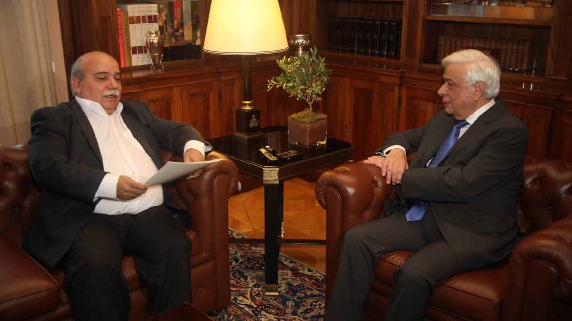 «Καρφί» Παυλόπουλου για Ζωή: Εύχομαι η Βουλή να ασχοληθεί με τα πραγματικά της καθήκοντα...