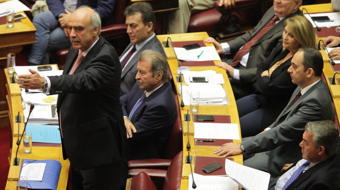 Τα γέλια του Τσίπρα και το «σκονάκι» Σταϊκούρα σε Μεϊμαράκη