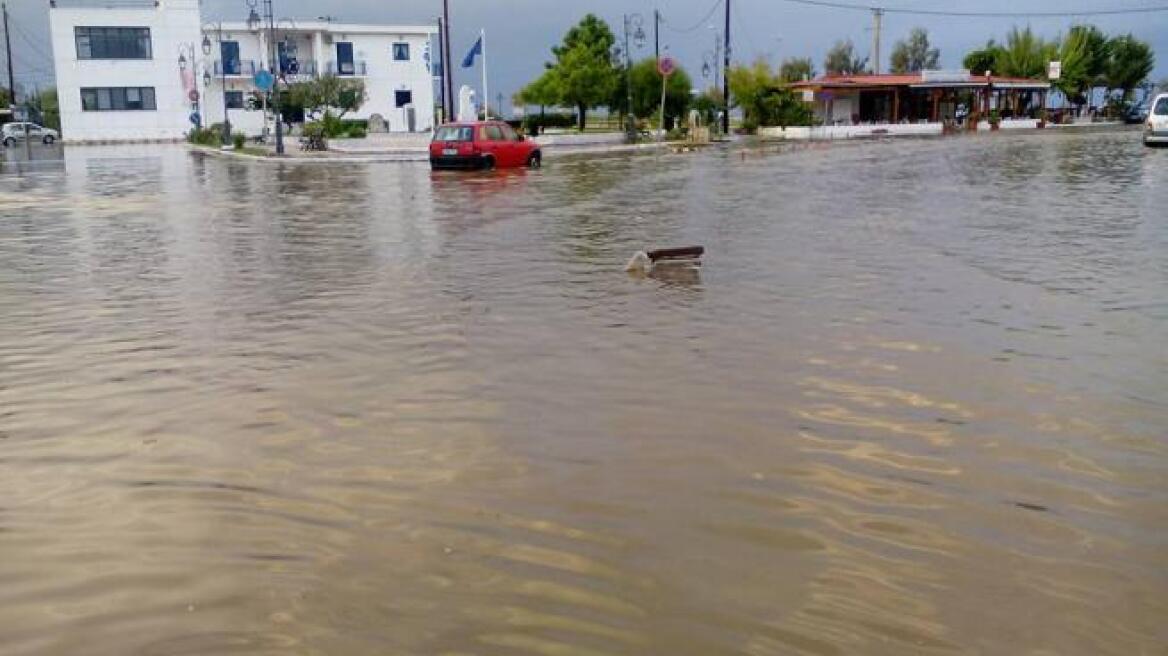 Πλημμύρισε η Κυλλήνη από την ξαφνική καταιγίδα
