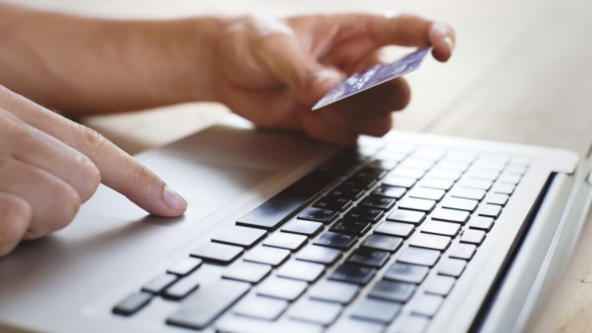 Εξαπατούσαν επιχειρηματίες με προπληρωμένες κάρτες 