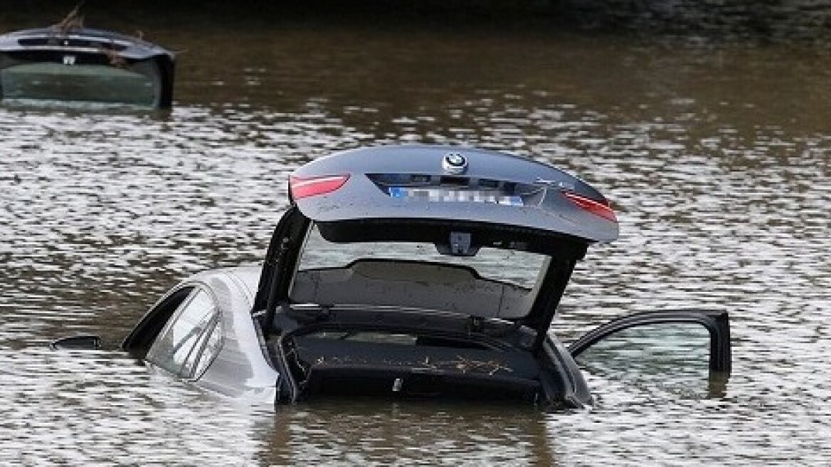 Φάρσαλα: Η σφοδρή βροχόπτωση παρέσυρε αυτοκίνητα