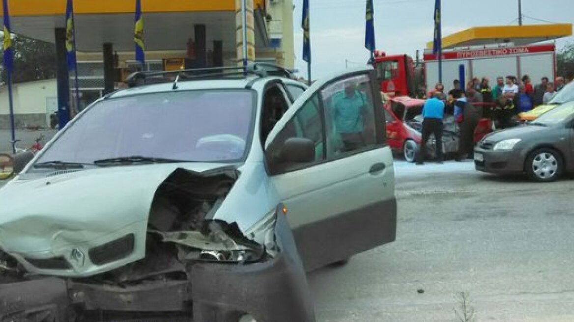 Σφοδρή μετωπική σύγκρουση δύο ΙΧ στο 2ο χλμ. Σερρών - Δράμας 