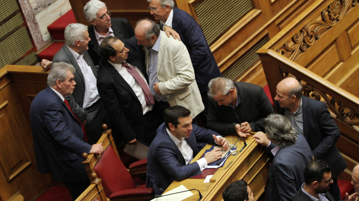 Όλα όσα δεν έδειξαν οι κάμερες: Τα χειροφιλήματα, τα νοήματα, οι κόντρες και τα βλέμματα