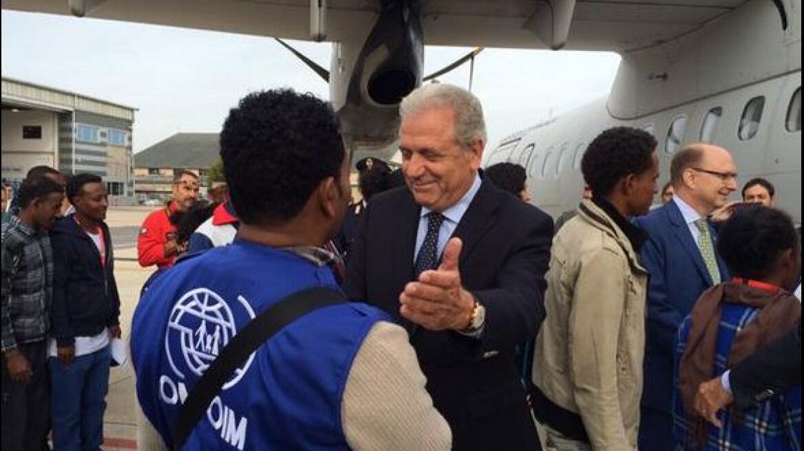 Ο Αβραμόπουλος παρών στην πρώτη μετεγκατάσταση προσφύγων στην Ευρώπη