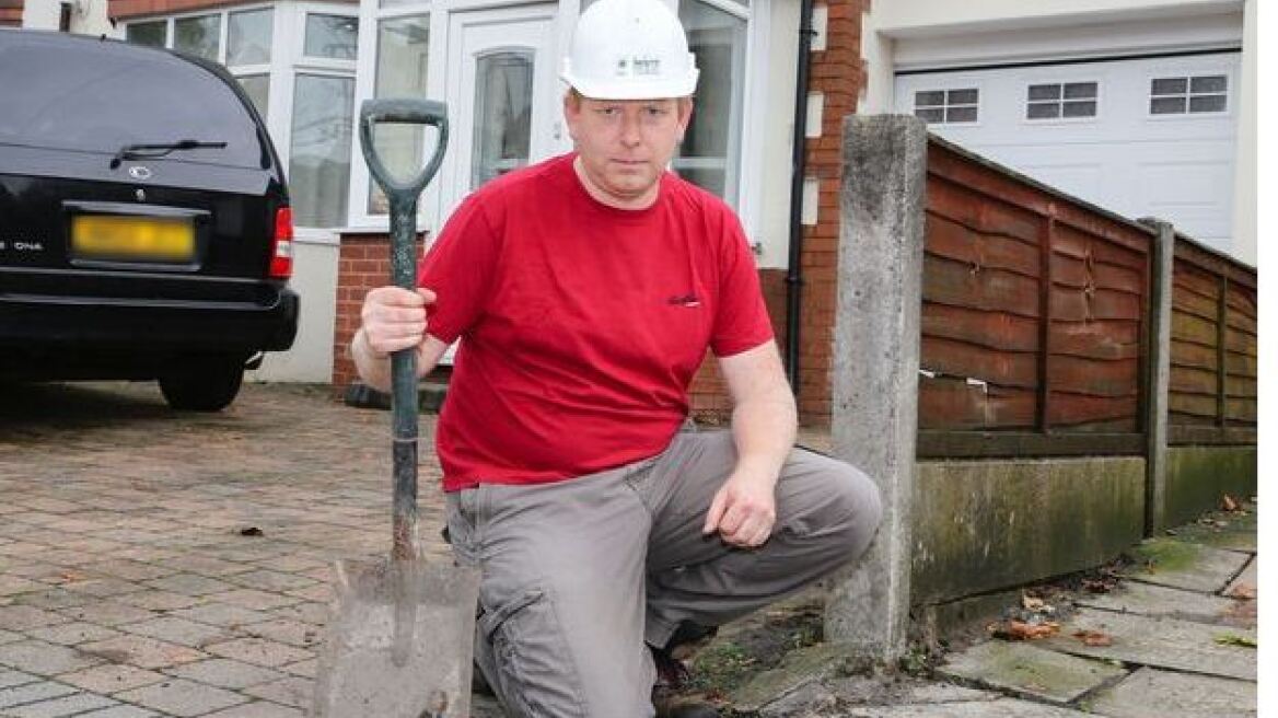 Αγγλία: Έφτιαξε την λακκούβα μόνος του και έστειλε τον... λογαριασμό στο Υπουργείο