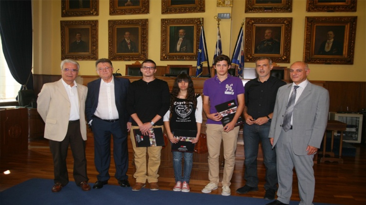 Ο δήμαρχος Πειραιά παρέδωσε τρεις υποτροφίες σε νέους 