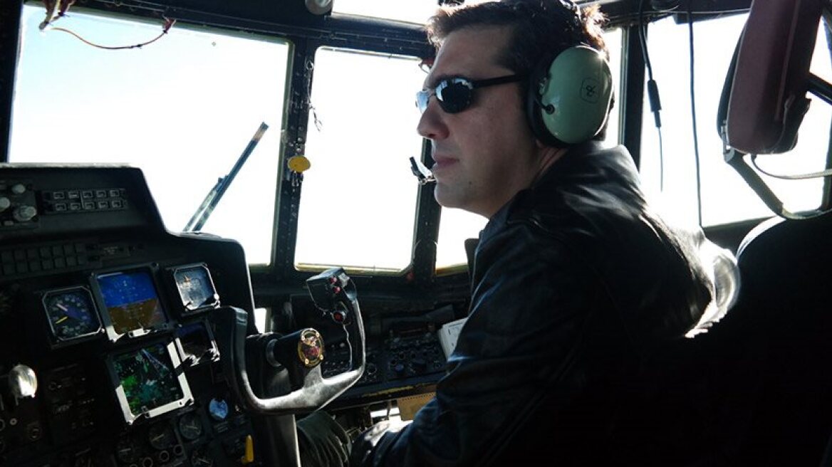 Tsipras in the cockpit at Parmenion military exercise (pics)
