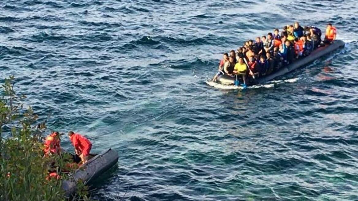 Κουκουλοφόροι επιτέθηκαν εν πλω σε βάρκες με πρόσφυγες!