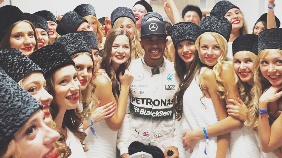 Ο Lewis και τα κορίτσια του!