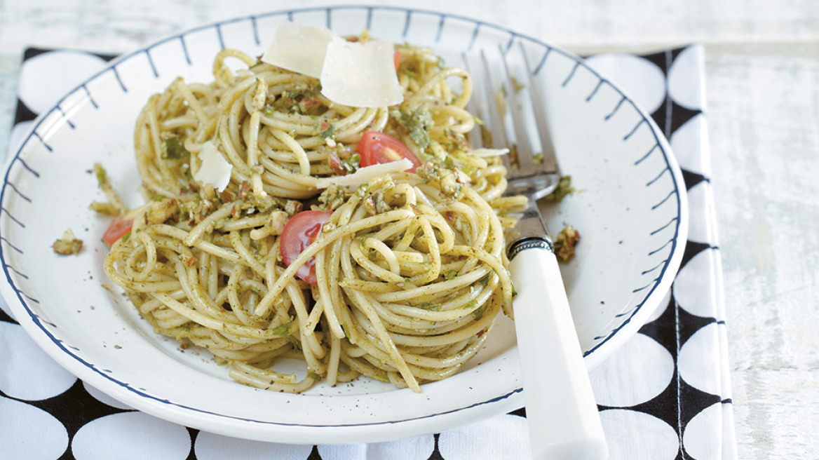 Σπαγγέτι με πέστο ρόκας και ντοματίνια