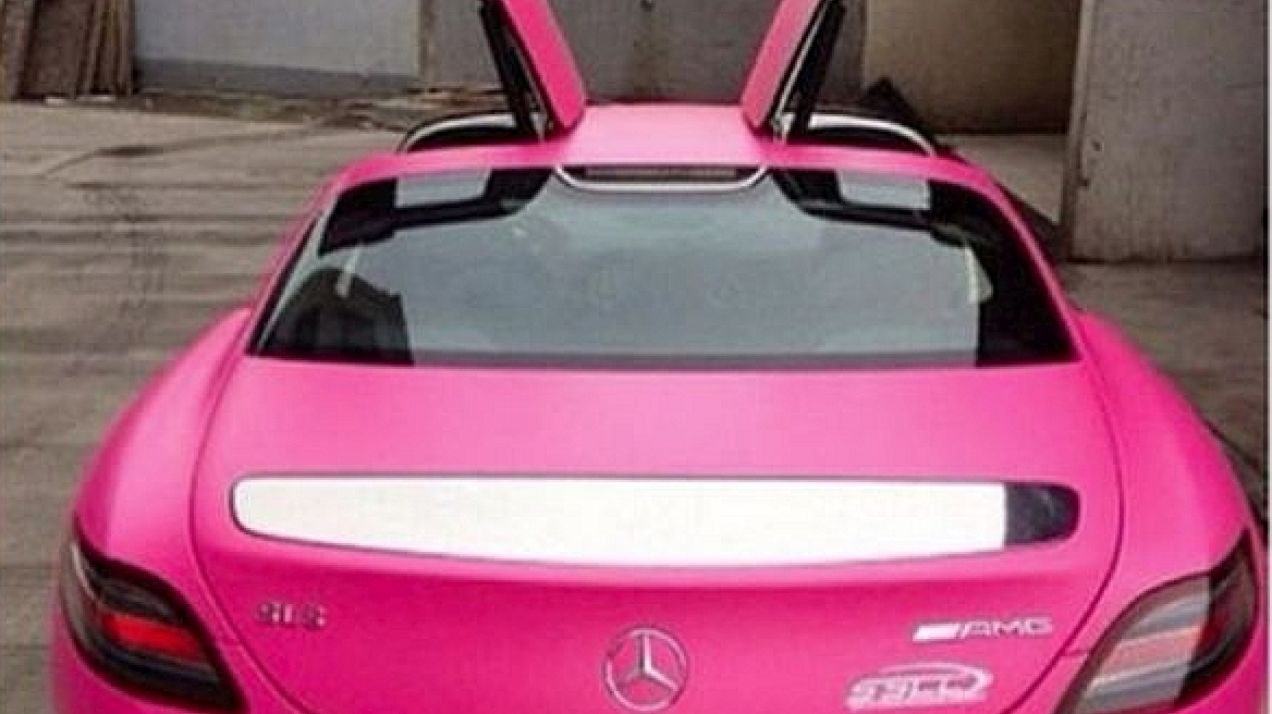 Σε ποια ανήκει αυτή η ροζ Mercedes SLS AMG;