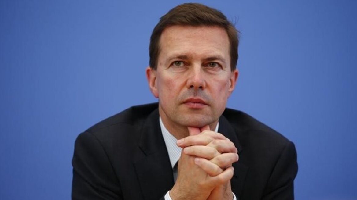 Germany insists on the need to ‘restore order’ and crack down on refugee traffickers in Aegean