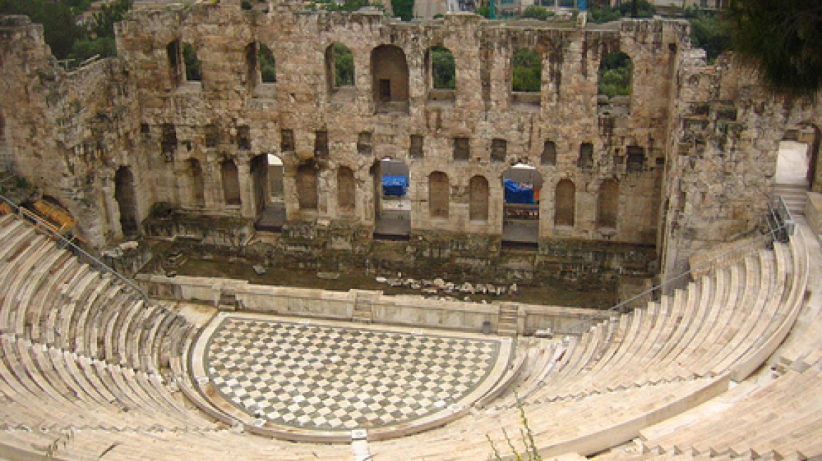 Man, aged 61, commits suicide at Acropolis while tourists look on...