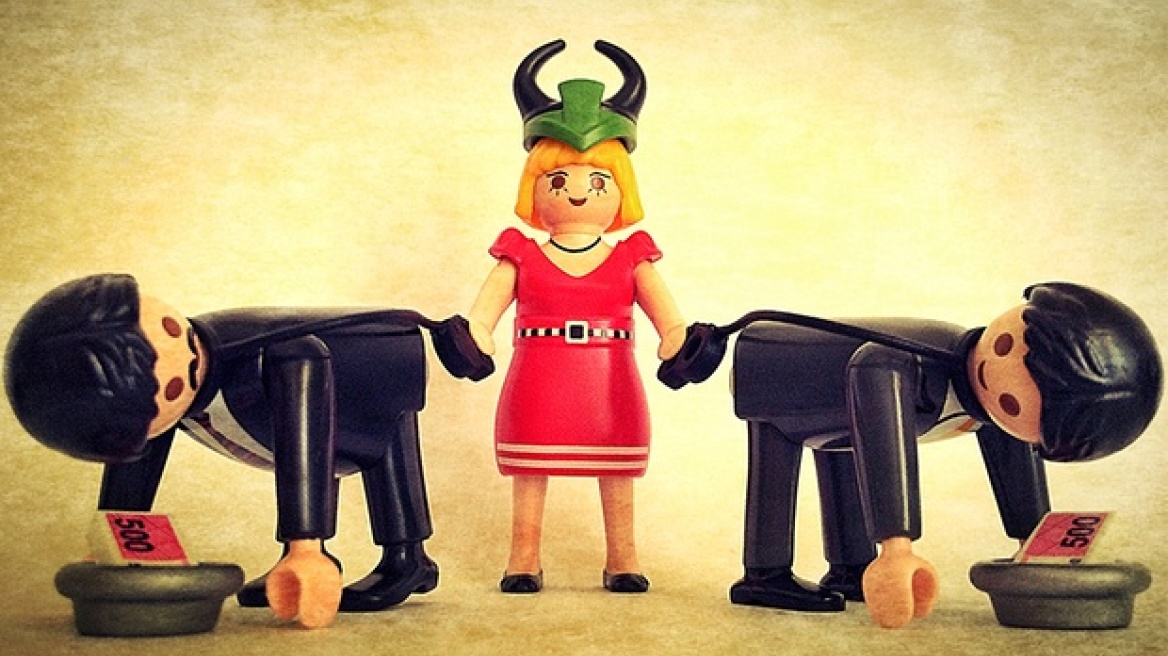 Guardian: Έλληνας καλλιτέχνης αναπαριστά την ελληνική κρίση με... Playmobil