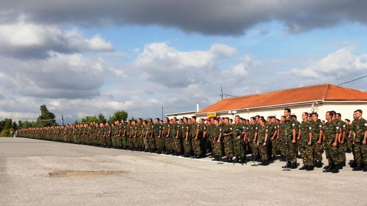 Μικρή αύξηση της στρατιωτικής θητείας μελετούν στο Πεντάγωνο