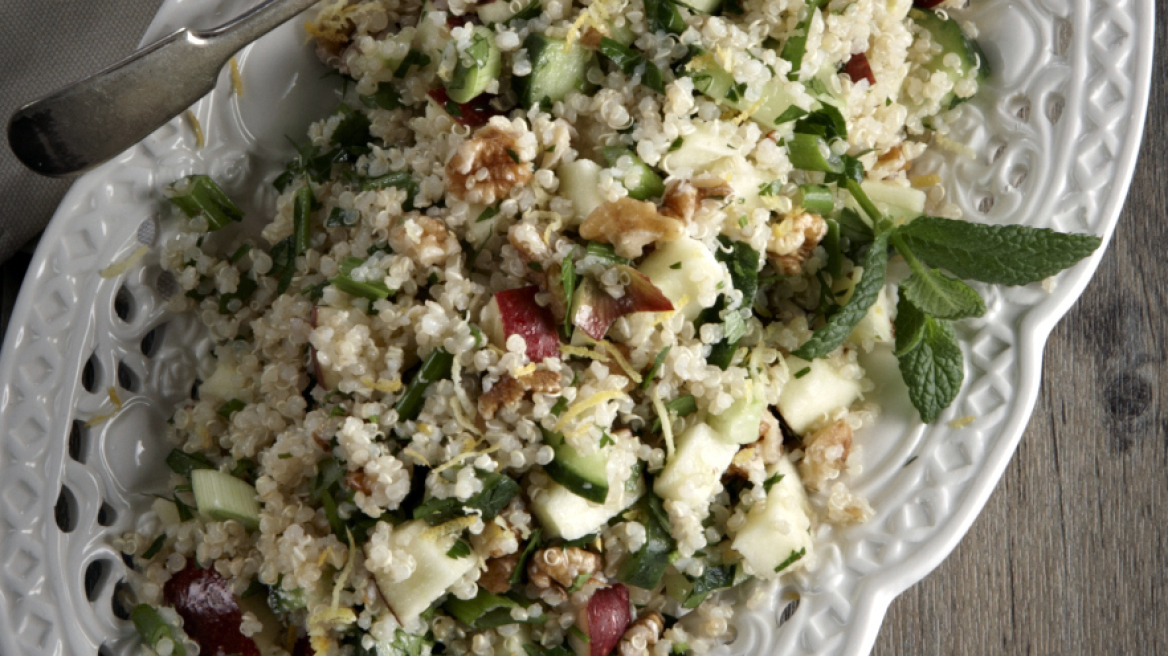 Σαλάτα ταμπουλέ με κινόα, μήλα και καρύδια