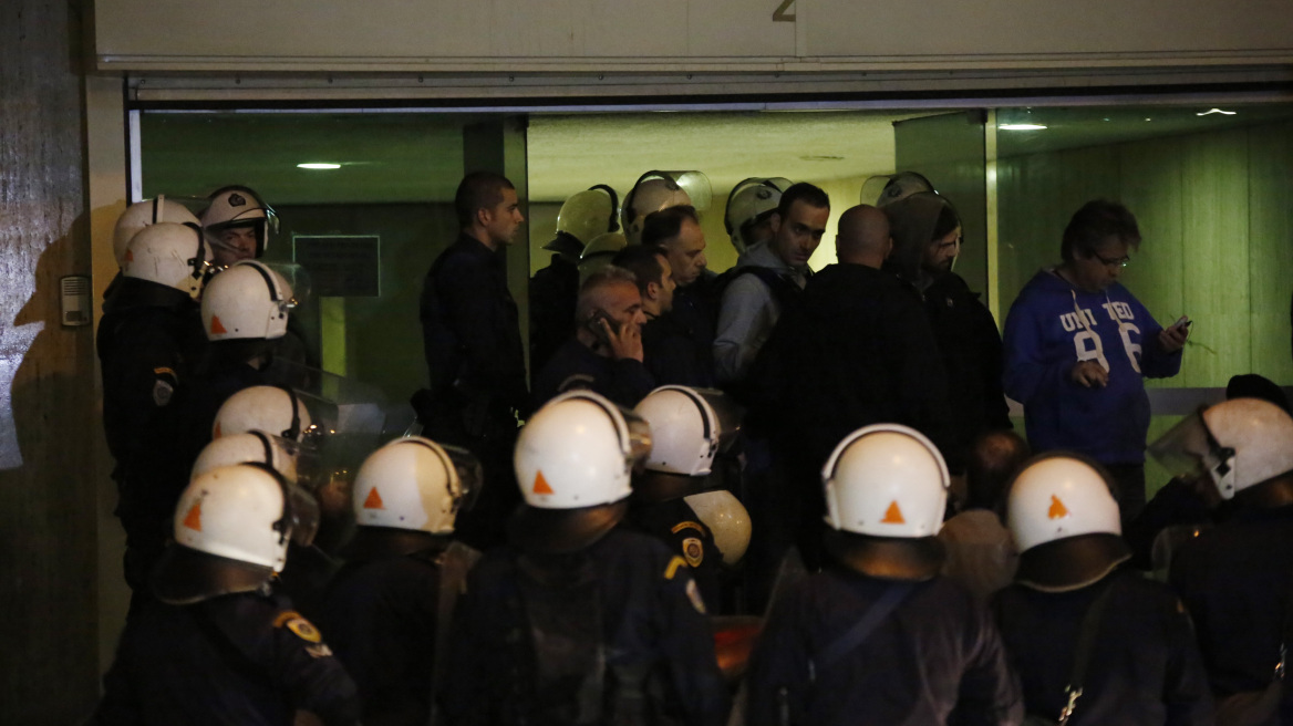 Ελεύθεροι οι 19 του «Ρουβίκωνα» μετά την εισβολή στα γραφεία των ΑΝΕΛ