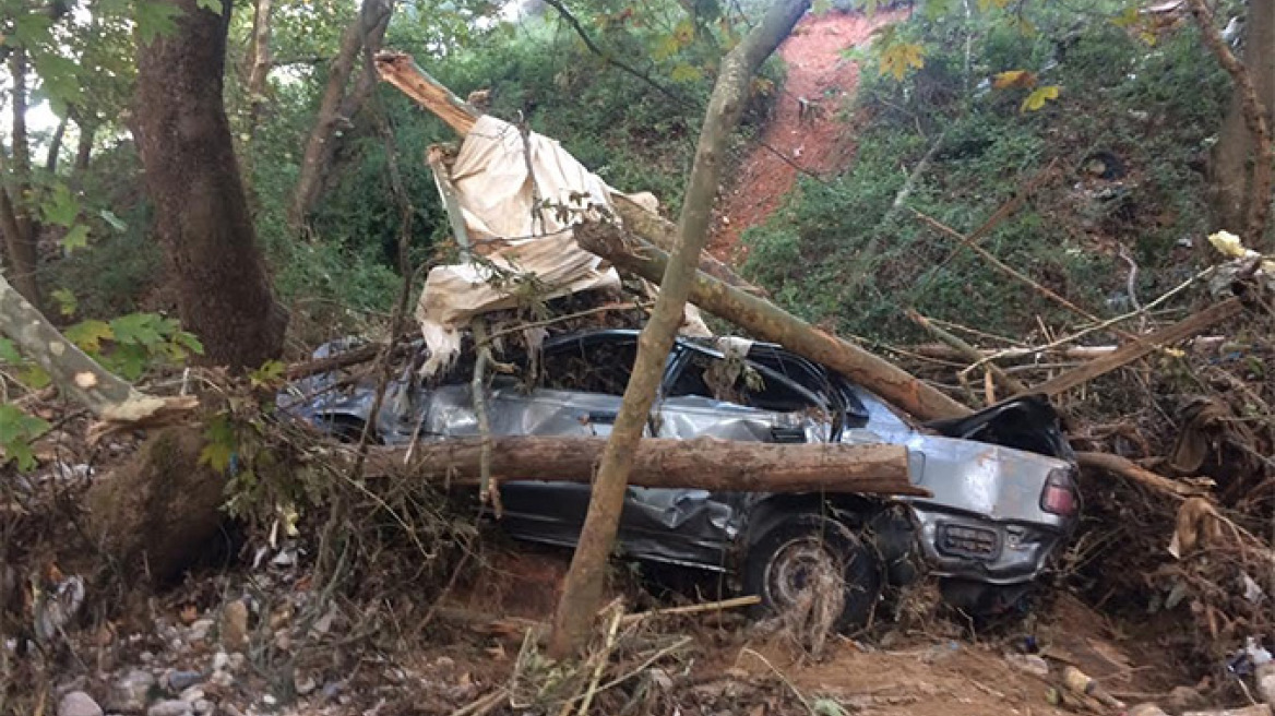 Εικόνες-σοκ με το αυτοκίνητο του 61χρονου που έχασε τη ζωή του από τις πλημμύρες
