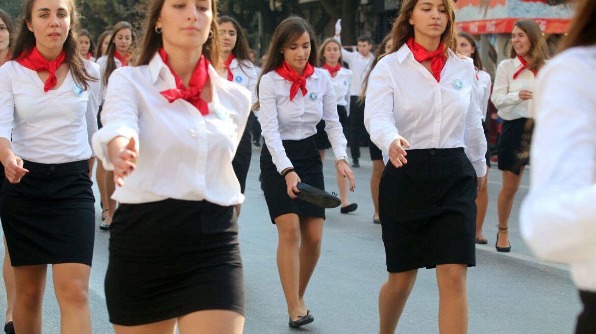 Τα... «απρόοπτα» της παρέλασης: Της βγήκε το παπούτσι ενώ έκανε βήμα