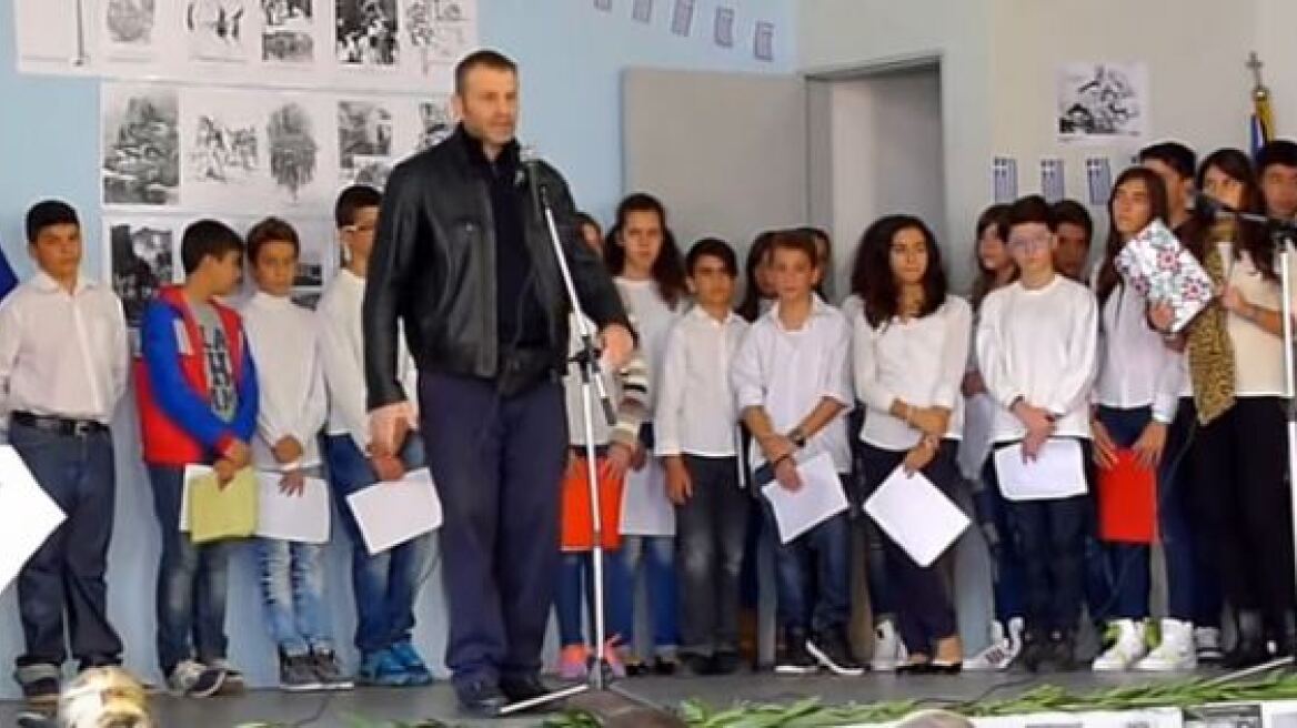 Γκλέτσος σε σχολική γιορτή: Οι δανειστές, οι τοκογλύφοι και τα μνημόνια να πάνε να γαμ......"