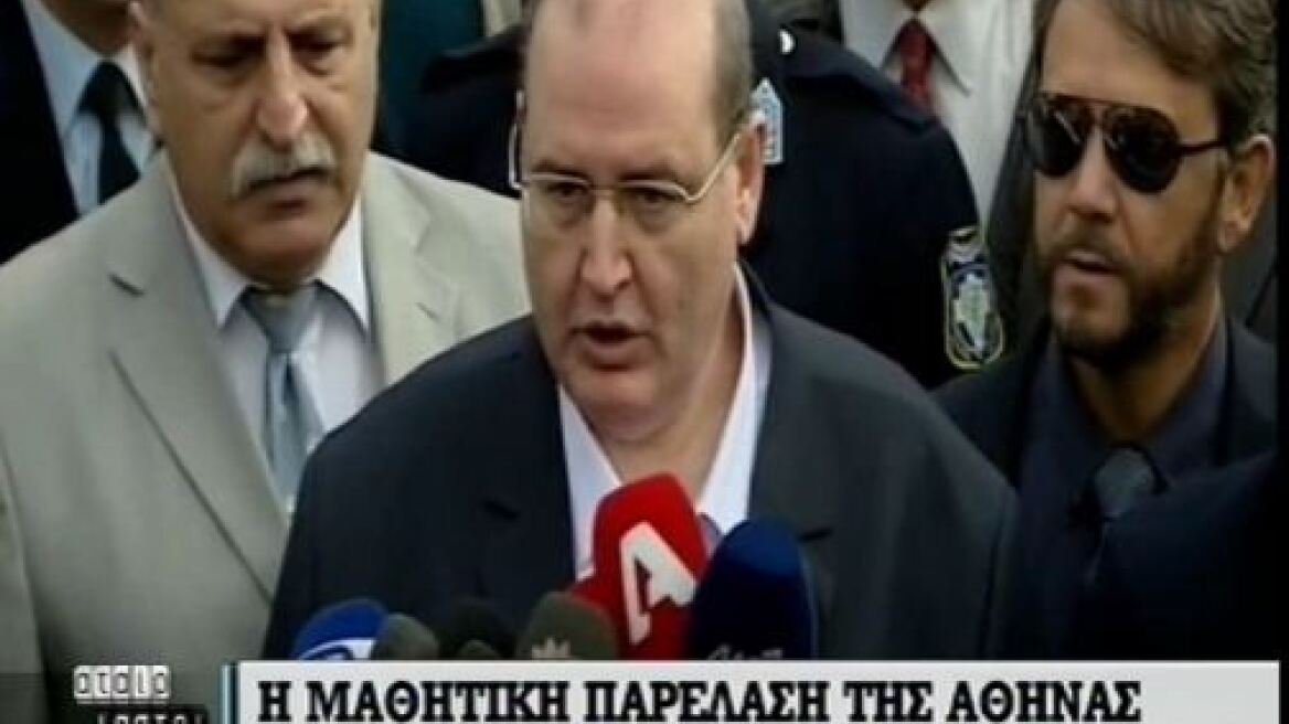 «Καλή χρονιά» ευχήθηκε ο Φίλης στο τέλος της παρέλασης 