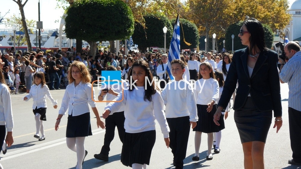 Μαθητής στη Ρόδο έκανε παρέλαση και έπαιζε με ηλεκτρονική συσκευή!